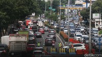 Tingginya volume kendaraan dan u turn juga menjadi penyebab jalanan macet. 