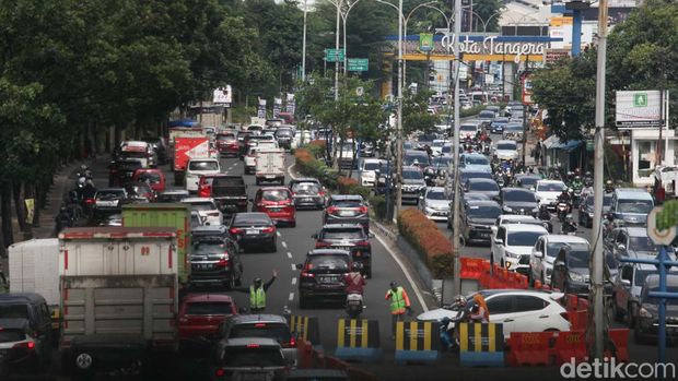 Jalan MH Thamrin Kota Tangerang arah Serpong Utara Tangsel terpantau macet siang ini. Kepadatan disebabkan volume lalin dan traffic light.