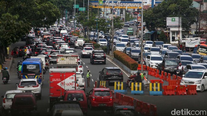 Harap Sabar, Jl MH Thamrin Tangerang Arah Serpong Macet Jalan MH Thamrin Kota Tangerang arah Serpong Utara Tangsel terpantau macet siang ini. Kepadatan disebabkan volume lalin dan traffic light.