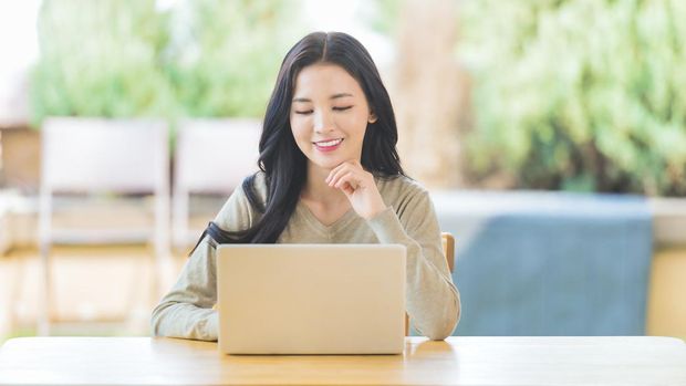 Ilustrasi wanita bekerja dengan laptop