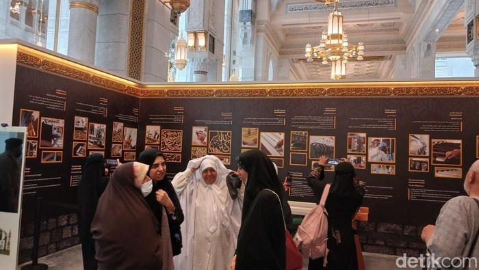 Jemaah mengunjungi Museum Al Haram di Masjidil Haram