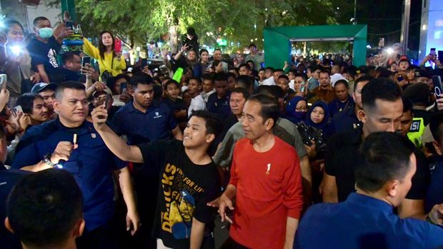 Jokowi sapa warga dan pedagang di Malioboro, Sabtu (8/7) malam.