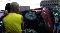 Truk bernomor polisi L 9476 OA dengan muatan pupuk curah itu terguling dan menimpa rumah setelah menghindari kendaraan dari arah berlawanan yang mengakibatkan seorang penghuni rumah meninggal. 