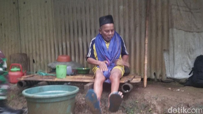 Keluarga Jember tinggal di tengah hutan