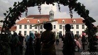 Kota Tua dapat diakses menggunakan kereta maupun bus umum yang berhenti tepat di tengah destinasi. 