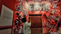 Tidak lupa mereka mengabadikan benda-benda yang dimuseumkan. 