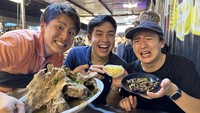 Ketiga anggota Waseda Boys itu pun sempat mampir ke pasar malam di Thailand. Mereka mencicipi hidangan aneh, seperti serangga bakar ini. Foto: Instagram @jeromepolin