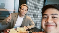 Youtuber yang jago matematika itu juga pernah makan siang bersama pemain bola Jepang legendaris, Keisuke Honda loh. Kira-kira mereka makan apa ya? Foto: Instagram @jeromepolin