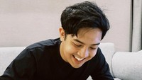 Youtuber berusia 25 tahun ini juga sempat menghebohkan publik karena cara makan nasi padangnya yang unik. Bukan pakai tangan atau sendok, melainkan ia makan nasi Padang pakai sumpit. Foto: Instagram @jeromepolin