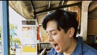 Meskipun lama tinggal di Jepang, Jerome Polin rupanya masih sangat suka makanan Indonesia. Seperti ini, ketika Jerome tidak sabar mau menyantap pecel lele. Foto: Instagram @jeromepolin
