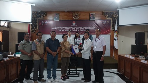 Ketua DPW Perindo Bali Komang Purnama menyerahkan berkas perbaikan bacaleg ke KPU Bali, Sabtu (8/7/2023). (Rizki Setyo Samudero)