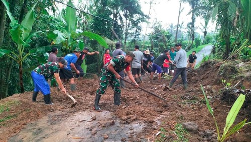 Komando Distrik Militer (Kodim) 1619 Tabanan mengerahkan 133 personel Bintara Pembina Desa (Babinsa) bersama masyarakat membersihkan sisa longsoran tanah dampak hujan deras yang mengguyur seharian. (IST)