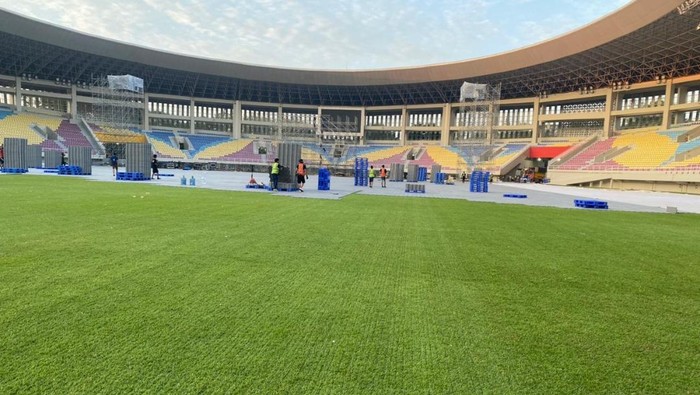 Kondisi rumput Stadion Manahan usai digunakan konser. Foto diunggah Minggu (9/7/2023).