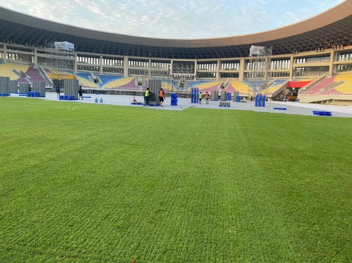 Kondisi rumput Stadion Manahan usai digunakan konser. Foto diunggah Minggu (9/7/2023).