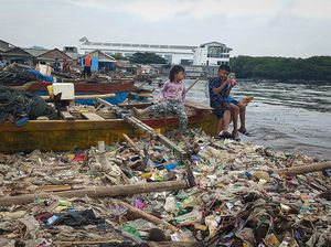 Kotornya Pantai Sukaraja Bandar Lampung yang Dihiasi Tumpukan Sampah
