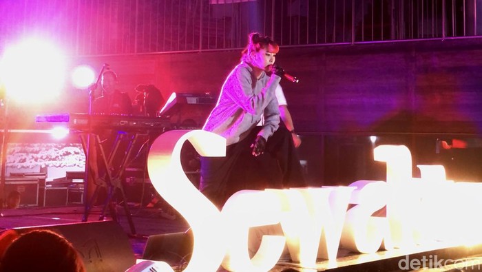 Konser Sewaktu Isyana Trans Snow World Surabaya