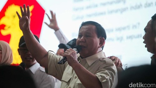 Ketum Gerindra Prabowo Subianto menghadiri Konsolidasi Akbar Gerindra Tangerang Raya. Prabowo membakar semangat kader lewat pidatonya.