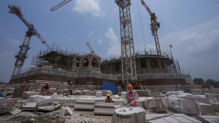 Kuil Dewa Rama Ini Dibangun di Lahan Bekas Masjid yang Dihancurkan Workers are engaged in the construction of a temple of Hindu god Ram, at the site of demolished Babri Masjid mosque in Ayodhya, India, Sunday, July 9, 2023. The 16th century mosque was destroyed by Hindu radicals in December 1992, sparking massive Hindu-Muslim violence that left some 2,000 people dead. The Supreme Court's verdict allowed a temple to be built in place of the demolished mosque. (AP Photo/Rajesh Kumar Singh)