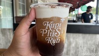 Kupi Plus Ruti menawarkan menu einspanner dengan harga sekitar Rp 24.000-an. Berupa kopi hitam yang pekat dan disajikan dengan topping whipped cream dan sirup rum. Foto: detikFood/Yenny Mustika Sari