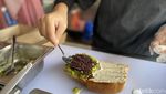 Cicip Roti Panggang Alpukat Ditemani Kopi Einspanner yang Nagih