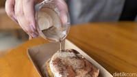 Roti bakar tiramisu menjadi salah satu menu baru yang patut dicoba. Natasha mengkreasikan ini terinspirasi dari menu poured tiramisu yang belakangan jadi tren di kafe-kafe cewek kue. Foto: detikFood/Yenny Mustika Sari