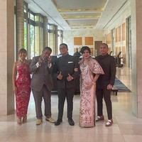 Prosesi sangjit yang dilakukan Fritz Hutapea dan calon istrinya, Chen Giovani adalah acara adat yang biasanya dilakukan setelah proses lamaran dan sebelum acara pernikahan berlangsung dalam budaya Tionghoa. Prosesi sangjit mirip dengan acara seserahan dalam pernikahan adat Indonesia. Foto: Instagram