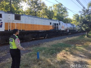 Kuli Bangunan Asal Blora Tewas Tersambar KA Komuter di Depan Jatim Expo