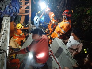 Truk Muat Beton di Mamuju Tabrak Kios Durian gegara Rem Blong, 1 Orang Tewas
