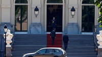 Dilansir AFP, Minggu (9/7/2023), Rutte menyatakan akan mengajukan pengunduran dirinya ke Raja Willem-Alexander pada Jumat (7/7) lalu. Rutte dilaporkan sudah bertemu dengan Raja Willem-Alexander kemarin waktu setempat.  