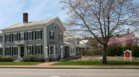 Restoran di Freeport, Maine, ini memiliki bangunan seperti restoran. Penampilannya hanya berupa rumah tua tahun 1850an dengan logo kecil di depannya. Foto: Delish