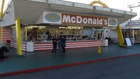 Gerai di Downey, California ini didirikan sejak 1953. Hingga kini tak ada perubahan pada bangunan sampai para karyawan yang tetap menggunakan seragam bergaya 1950-an. Foto: Delish