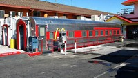 Menjadi restoran yang paling ikonik McDonalds di Route 66, Barstow, California, ini memanfaatkan bekas gerbong kereta. Di dalamnya juga lengkap dengan toilet. Foto: Delish