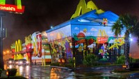 McDonalds Dallas memiliki bentuk bangunan yang unik. Mulai dari dasar hingga atapnya didesain seperti kotak Happy Meal dalam ukuran raksasa! Foto: Delish