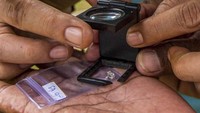 Keberadaan intan di kawasan tersebut sangat terkait dengan proses pembentukan Pegunungan Meratus sejak 200 juta tahun lalu. Intan terbentuk pada kedalaman sekitar 100 mil (160 km) di bawah permukaan bumi dan kemudian batuan intan mengalami pengangkatan bersama Pegunungan Meratus ke permukaan sekitar 22,5 juta tahun lalu. 