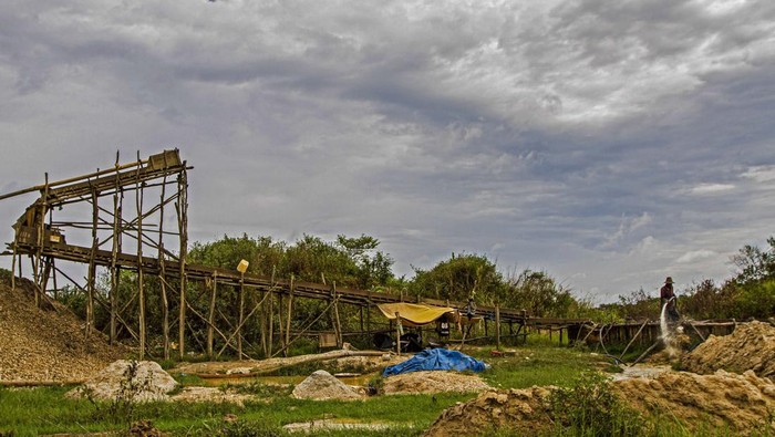Melihat Pendulangan Intan Tradisional di Geopark Meratus Warga memisahkan material yang mengandung intan menggunakan alat tradisional Linggangan saat mendulang intan di Kecamatan Cempaka, Banjarbaru, Kalimantan Selatan.