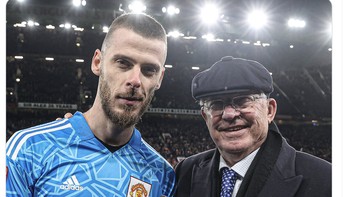 David De Gea adalah pemain terakhir yang bermain untuk Sir Alex Ferguson, dan kini dia sudah hengkang. Foto: Twitter