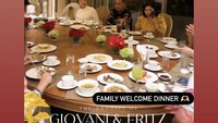 Tampak Hotman Paris dan sang istri, asyik menyantap aneka makanan Indonesia dan Oriental di dalam agenda makan malam tersebut. Foto: Instagram @fritzhutapea