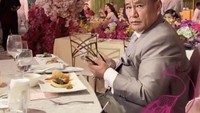 Nah, kalau ini momen Fritz mengabadikan sang ayah yang tengah makan di acara lamarannya yang super mewah. Foto: Instagram @fritzhutapea