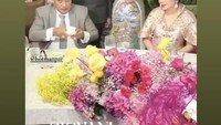 Hotman juga sempat mengucapkan beberapa kata sambutan, saat menerima teh dari Giovani. Foto: Instagram @fritzhutapea