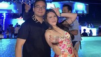 Selesai acara lamaran yang mewah, Fritz dan Giovani memboyong keluarga dan teman-temannya untuk nongkrong di Atlas Beach Club milik sang ayah. Foto: Instagram @fritzhutapea