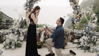 Resmi bertunangan dengan Chen Giovani, Fritz Hutapea membagikan keseruannya serta momen tak terlupakan ketika menggelar acara lamaran di Bali. Foto: Instagram @fritzhutapea