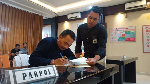 Narahubung DPD NasDem Tabanan untuk pendaftaran bacaleg kabupaten bersama sejumlah komisioner KPU mendatangani berita acara perbaikan, Minggu (9/7/2023). (chairul amri simabur/detikBali)
