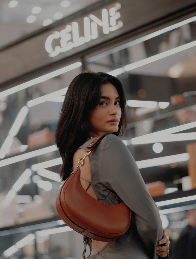 Terpilihnya Nia Atasha sebagai model Melayu-Muslim pertama untuk Victoria’s Secret dikritik sejumlah netizen. Beberapa menyinggung soal agama. ““Dia akan masuk neraka dan dia adalah racun. Tidak perlu dipertahankan,” kritik salah satu netizen,” kata salah satu netizen. Foto: Instagram/@sleepylllama