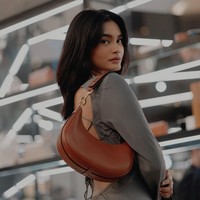 Terpilihnya Nia Atasha sebagai model Melayu-Muslim pertama untuk Victoria’s Secret dikritik sejumlah netizen. Beberapa menyinggung soal agama. ““Dia akan masuk neraka dan dia adalah racun. Tidak perlu dipertahankan,” kritik salah satu netizen,” kata salah satu netizen. Foto: Instagram/@sleepylllama