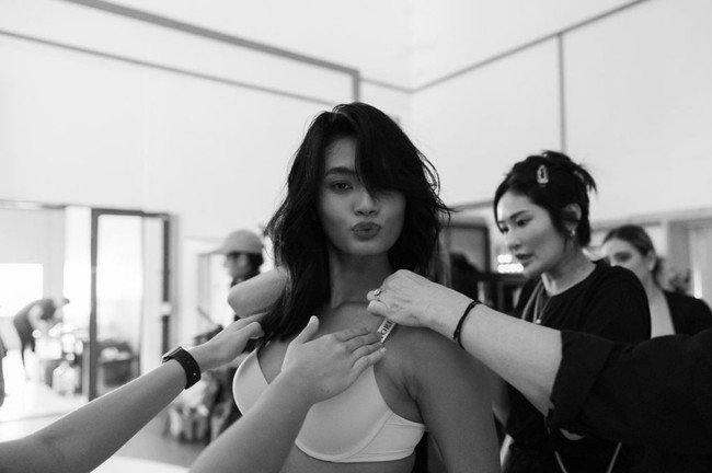 Wanita 26 tahun ini mengungkapkan bahwa bekerjasama dengan Victoria’s Secret sudah jadi impiannya sejak meniti karier di dunia modeling. Foto: Instagram/@sleepylllama