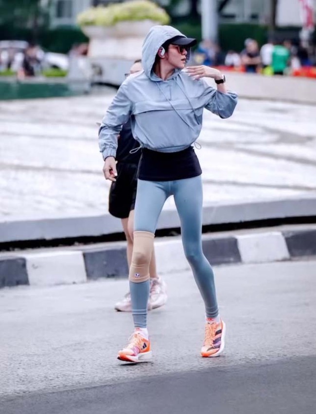 Gaya busana olahraga Olla Ramlan membuat tubuhnya yang kini ramping jadi sorotan. Terutama bentuk kakinya. Foto: Instagram/@ollaramlan