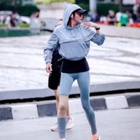 Gaya busana olahraga Olla Ramlan membuat tubuhnya yang kini ramping jadi sorotan. Terutama bentuk kakinya. Foto: Instagram/@ollaramlan