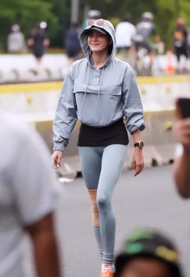 Sebagian netizen merasa iri karena kaki wanita 43 tahun ini tampak sangat ramping. Foto: Instagram/@ollaramlan