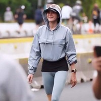 Sebagian netizen merasa iri karena kaki wanita 43 tahun ini tampak sangat ramping. Foto: Instagram/@ollaramlan