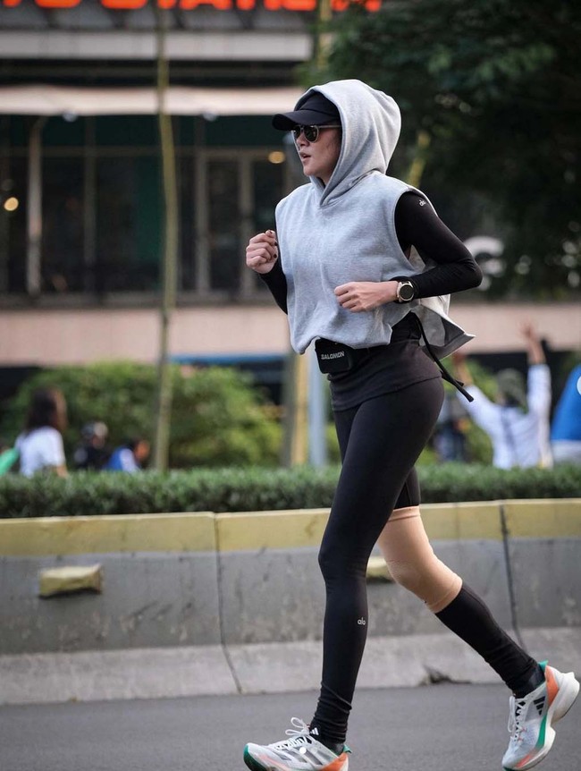 Jaket hoodie, legging, topi, kacamata hitam dan sneakers menjadi fashion item andalan ibu tiga anak ini. Khususnya saat dia ikut dalam event lari marathon. Foto: Instagram/@ollaramlan